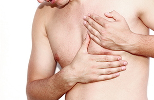 Fettabsaugen München, Fettabsaugung (Liposuktion) Preise, Kosten, Erfahrung mit Fettabsaugen der Fettbrust bei Männer; hier ein vorher nachher Bild
